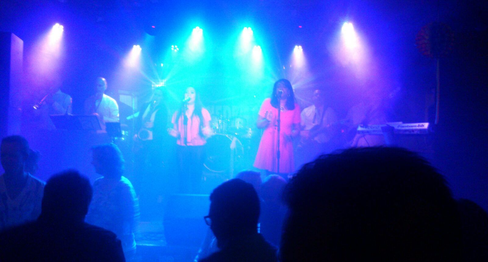 Coverband met blazers boeken